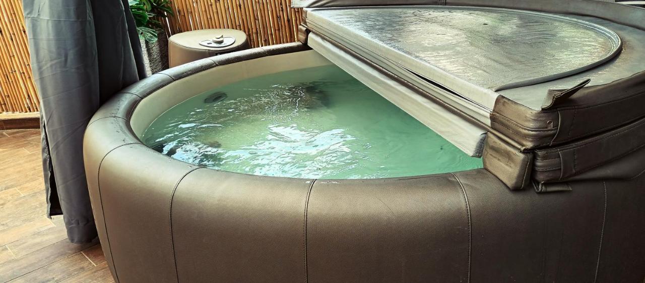 Private Jacuzzi Garden Suite: Beachside Retreat Ashkelon Exterior photo