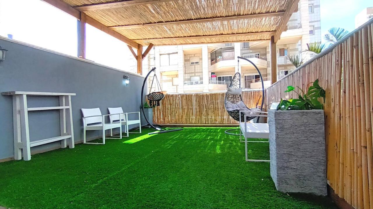 Private Jacuzzi Garden Suite: Beachside Retreat Ashkelon Exterior photo